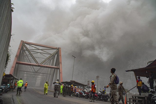 Sejumlah petugas berjaga di Jembatan Besuk Kobokan, Kecamatan Candipuro, Lumajang, Jawa Timur, Sabtu (22/11/2025). Foto: Irfan Sumanjaya/ANTARA FOTO