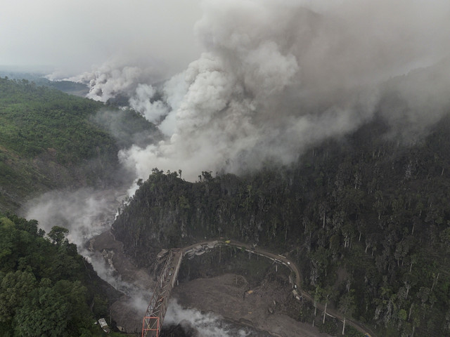 Foto udara asap letusan sekunder di Jembatan Besuk Kobokan, Kecamatan Candipuro, Lumajang, Jawa Timur, Sabtu (22/11/2025). Foto: Irfan Sumanjaya/ANTARA FOTO