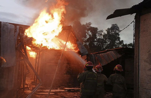 Petugas Damkar Kabupaten Bogor, saat memadamkan api di gudang oli bekas di Kecamatan Gunung Putri, Kabupaten Bogor, Sabtu (22/11/2025). Foto: Dok. Damkar Kabupaten Bogor