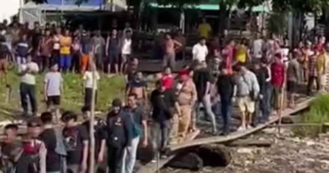 Suasana penggerebekan narkoba di Desa Tanjung III, Kecamatan Rantau Bayur, Banyuasin, Sumsel. Foto : Istimewa