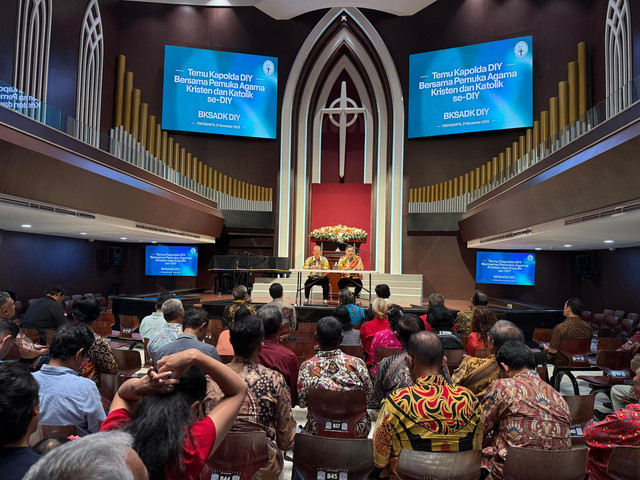 Dialog berjalan dengan seru, para pendeta berebut melontarkan tanya. Foto: ESP