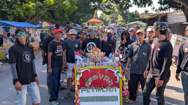 sumber: Dinas Kelautan dan Perikanan Provinsi Jawa Timur. (2025, Juli 31). PETIK LAUTPUGER: TRADISI SAKRAL DAN MERIAH YANG TERUSDILESTARIKAN. https://dkp.jatimprov.go.id/unit/p3-puger//news/view/3960