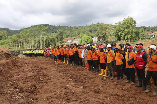 Warga dan keluarga korban beserta Tim SAR gabungan menggelar doa bersama dan tabur bunga di lokasi longsor Desa Cibeunying, Kecamatan Majenang, Kabupaten Cilacap, Jawa Tengah. Foto: Dok. Basarnas