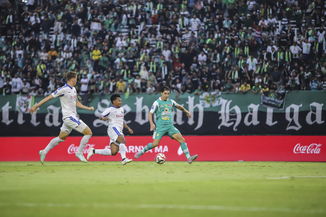 Pesepak bola Persebaya Surabaya Bruno Moreira (kanan) menendang bola dengan dibayangi pesepak bola Arema FC Muhammad Rifad Marasabessy (tengah) pada pertandingan BRI Super League di Stadion Gelora Bung Tomo, Surabaya, Jawa Timur, Sabtu (22/11/2025). Foto: Rizal Hanafi/ANTARA FOTO
