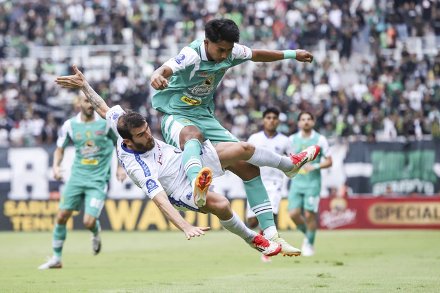 Pesepak bola Persebaya Surabaya Malik Risaldi (kanan) bertabrakan dengan pesepak bola Arema FC Luiz Gustavo Tavares (kiri) pada pertandingan BRI Super League di Stadion Gelora Bung Tomo, Surabaya, Jawa Timur, Sabtu (22/11/2025). Foto: Rizal Hanafi/ANTARA FOTO
