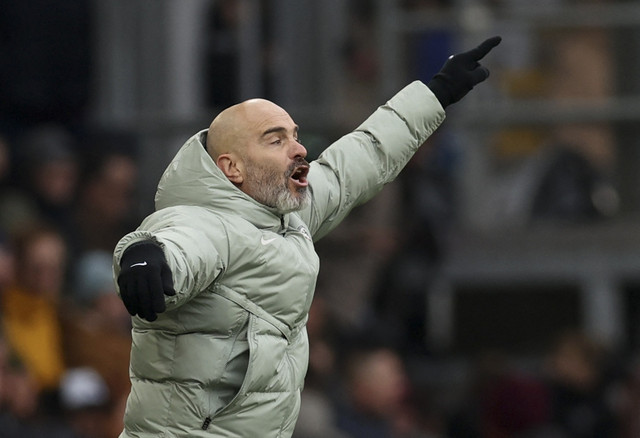 Pelatih Chelsea Enzo Maresca menyampaikan intruksi kepada anak asuhannya saat laga melawan Burnley dalam pertandingan Liga Inggris di Turf Moor, Burnley, Inggris, Sabtu (22/11/2025). Foto: Chris Radburn/Reuters