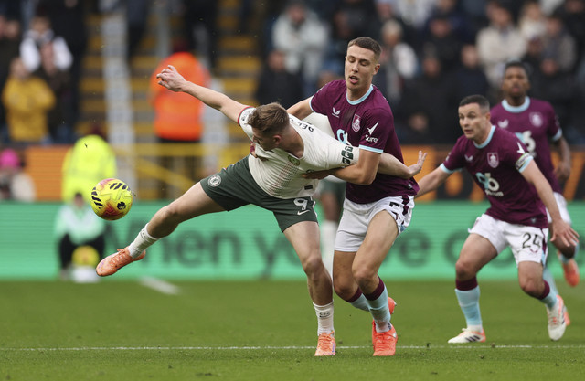 Pemain Burnley Maxime Esteve berebut bola dengan pemain Chelsea FC Liam Delap dalam pertandingan Liga Inggris di Turf Moor, Burnley, Inggris, Sabtu (22/11/2025). Foto: Chris Radburn/Reuters