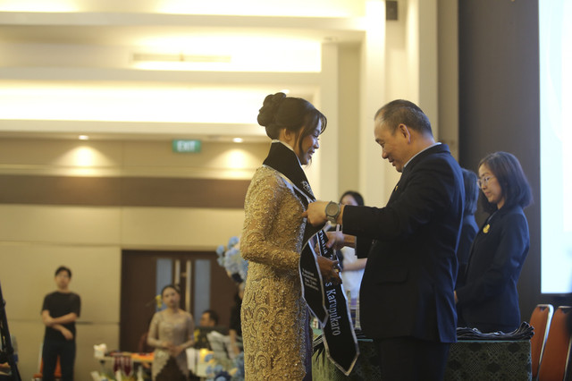 Thalia Thomas Karupukaro berhasil meraihgelar dokter dari kampus Universitas KatolikAtma Jaya, Kampus Pluit, Jakarta pada 4 November 2025. Foto: Dok. PT Freeport Indonesia