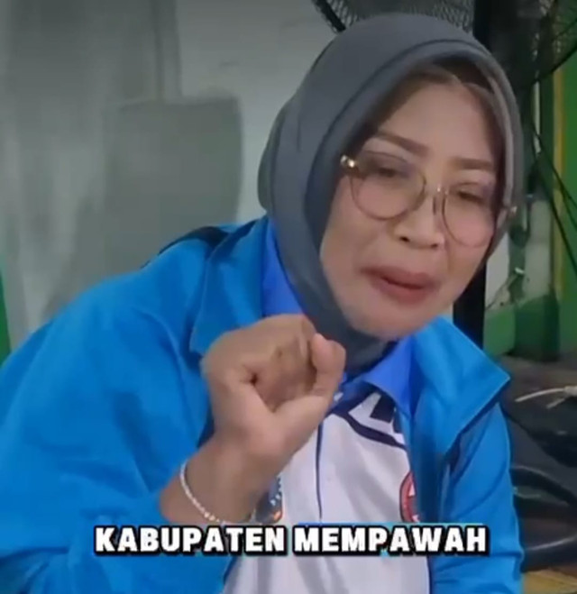 Bupati Mempawah, Erlina, mengucapkan selamat kepada atlet anggar yang meraih perunggu di Arab Saudi lewat video call. Foto: Dok. Istimewa