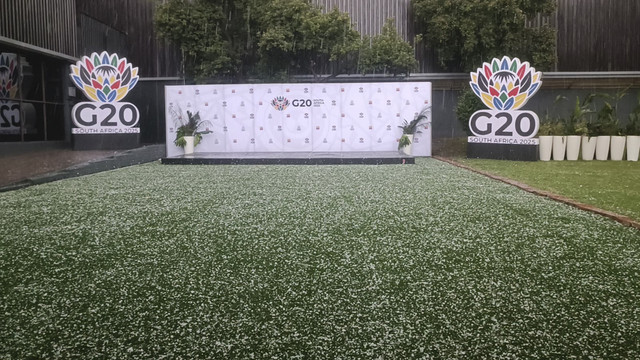 Suasana saat hujan es hantam venue KTT G20 di Johannesburg, Afrika Selatan, Sabtu (22/11/2025). Foto: Zamachsyari/kumparan