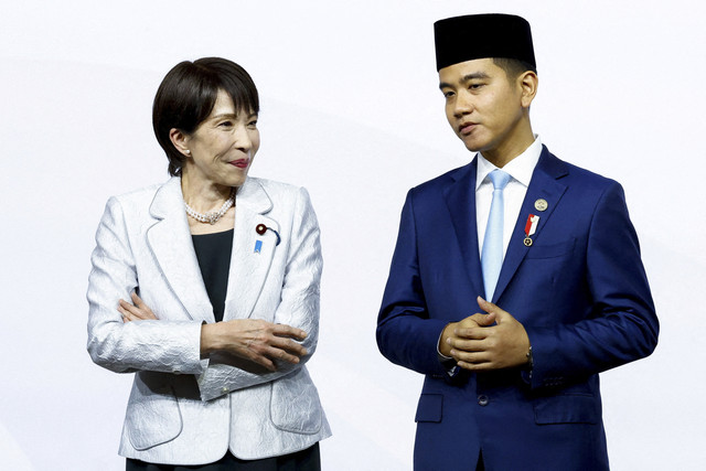 Wakil Presiden RI Gibran Rakabuming Raka berbincang dengan PM Jepang Sanae Takaichi saat sesi foto bersama pada hari pertama KTT G20 di Nasrec Expo Centre, Johannesburg, Afrika Selatan, Sabtu (22/11/2025). Foto: Thomas Mukoya/Reuters