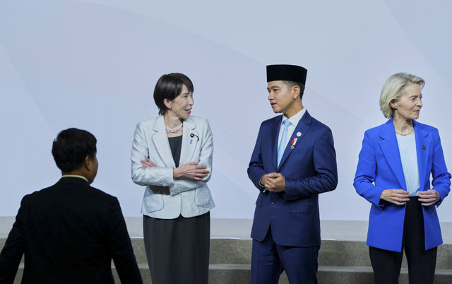 Wakil Presiden RI Gibran Rakabuming Raka berbincang dengan PM Jepang Sanae Takaichi saat sesi foto bersama pada hari pertama KTT G20 di Nasrec Expo Centre, Johannesburg, Afrika Selatan, Sabtu (22/11/2025). Foto: Misper Apawu/Reuters