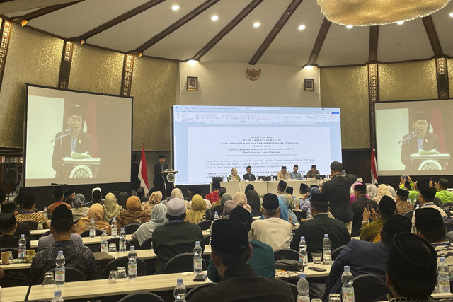 Sekjen MUI, Buya Amirsyah Tambunan, membacakan susunan kepengurusan DP MUI Pusat periode 2025-2030 yang ditetapkan dalam Munas XI MUI, di Mercure Ancol, Jakarta, Sabtu (22/11/2025). Foto: Fadhil Pramudya/kumparan