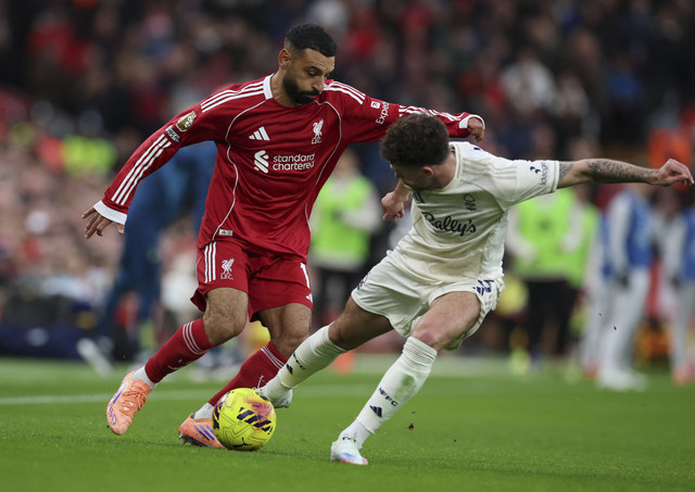 Pemain Liverpool Mohammed Salah berusaha melewati pemain Nottingham Forest's Neco Williams dalam pertandingan Liga Inggris di Anfield, Liverpool, Inggris, Sabtu (22/11/2025). Foto: Phil Noble/Reuters