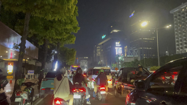 Suasana di Jalan Sudirman-Thamrin, Jakarta, Sabtu (22/11/2025) malam. Foto: Rayyan Farhansyah/kumparan