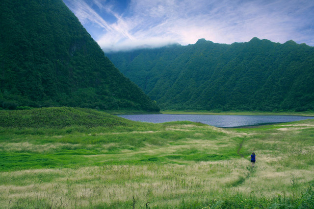 Foto oleh Tanguy Sauvin: https://www.pexels.com/id-id/foto/pegunungan-dekat-perairan-10448/