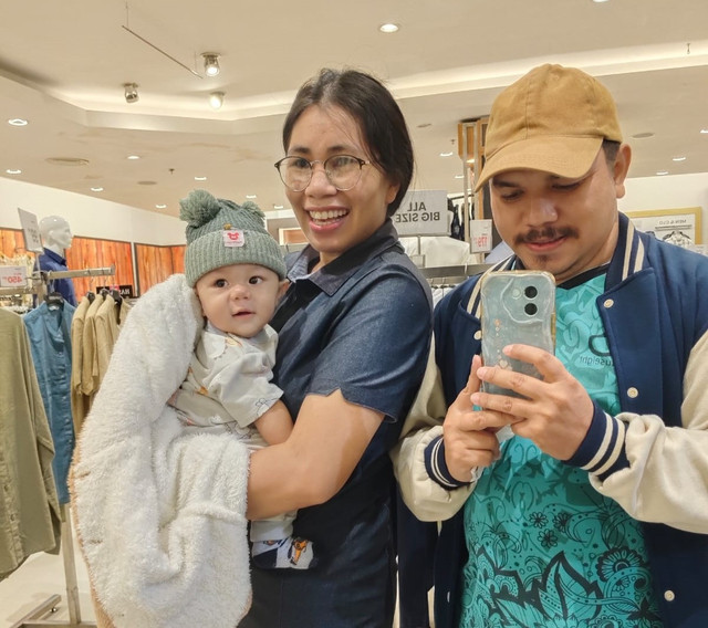 Archangelo Bersama Ayah dan ibunya di sebuah tempat perbelanjaan