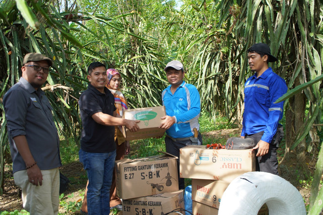 Tim Unismuh Makassar menyerahkan bantuan berupa lampu LED (growlight) dan fitting gantung keramik (Sumber Foto: Wahid)