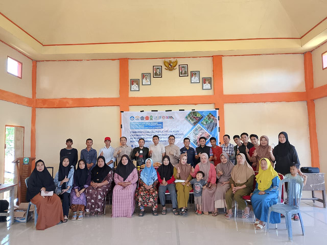 Dosen Unismuh Makassar menggandeng petani kopi dan kelompok wanita tani di Desa Bonto Tengnga, Kecamatan Sinjai Borong, Kabupaten Sinjai (Foto: Muh Arief Muhsin)