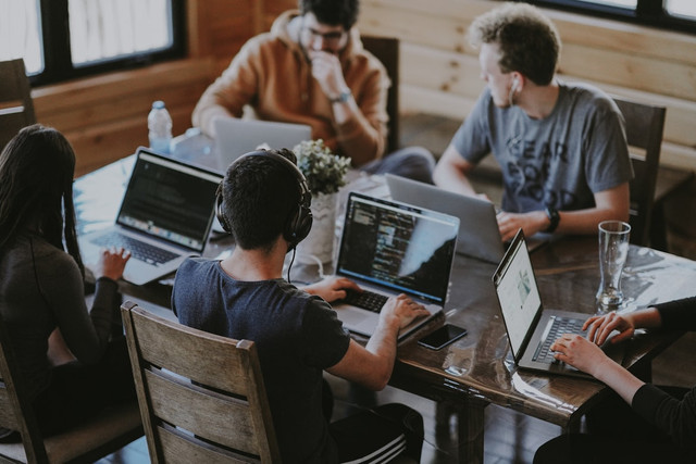 Ilustrasi cara Tech Company melaksanakan pelatihan untuk meningkatkan keterampilan teknis. Foto: Unsplash.com/Annie Spratt