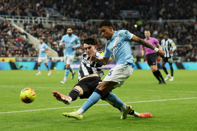 Pemain Newcastle United Tino Livramento berebut bola dengan pemain Manchester City Savinho pada pertandingan Liga Inggris di St James' Park, Newcastle, Inggris, Sabtu (22/11/2025). Foto: Scott Heppell/REUTERS