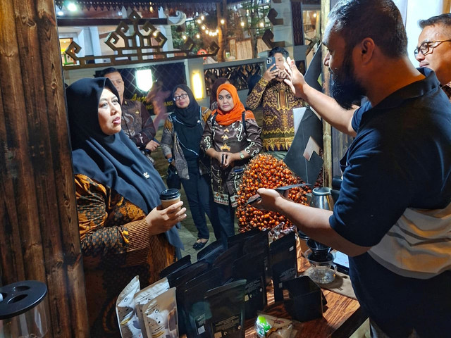 Wakil Bupati Pringsewu, Umi Laila saat berkunjung ke Lampung Fest 2025. | Foto: Istimewa