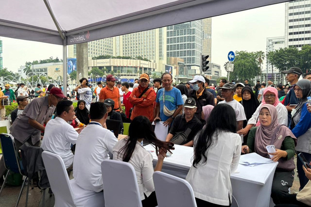 Suasana pelayanan Kartu Layanan Gratis TransJakarta saat car free day (CFD) di Kawasan Bundaran HI, Jakarta, Minggu (23/11/2025). Foto: Amira Nada Fauziyyah/kumparan