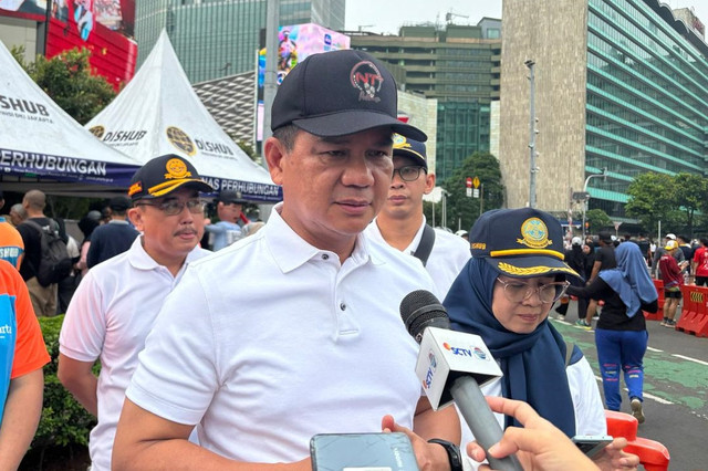 Kepala Dinas Perhubungan DKI Jakarta Syafrin Liputo saat car free day (CFD) di Kawasan Bundaran HI, Jakarta, Minggu (23/11/2025). Foto: Amira Nada Fauziyyah/kumparan
