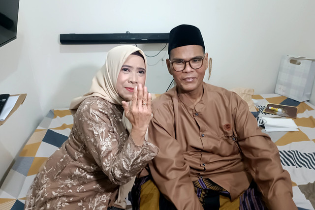 Fahmi Bo menikah kembali dengan mantan istrinya di Sukabumi Utara, Jakarta Barat, Minggu (23/11/2025).
 Foto: Giovanni/kumparan