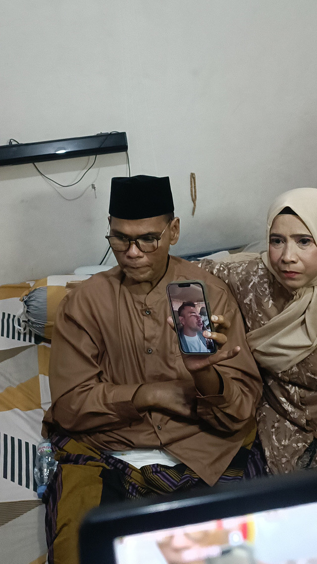 Fahmi Bo menikah kembali dengan mantan istrinya di Sukabumi Utara, Jakarta Barat, Minggu (23/11/2025). Foto: Giovanni/kumparan