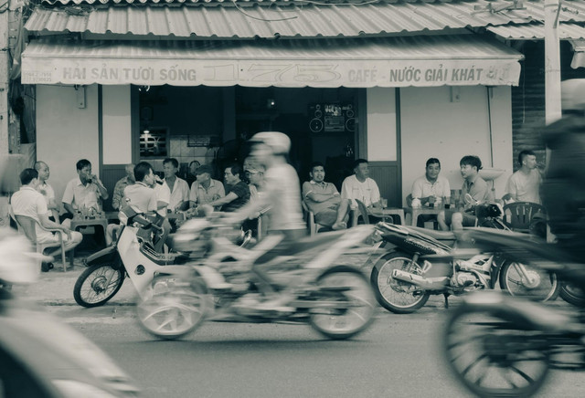 ilustrasi suasana jalanan dengan sekelompok orang yang duduk dipinggir jalan (sumber : https://www.pexels.com/id-id/)