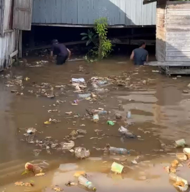 Warga Kelurahan Benua Melayu Laut gotong royong membersihkan sampah di tepian Sungai Kapuas. Foto: Dok. Istimewa