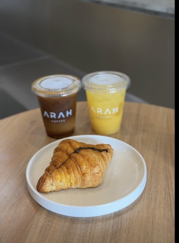 Minuman segar dan croissant di Arah Coffee Nook, Yogyakarta. (sumber: Atika Putri Arahman)