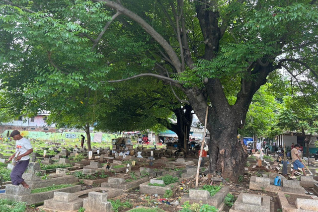 Suasana di TPU Kober, Jakarta Timur, Minggu (23/11/2025). Foto: Amira Nada Fauziyyah/kumparan