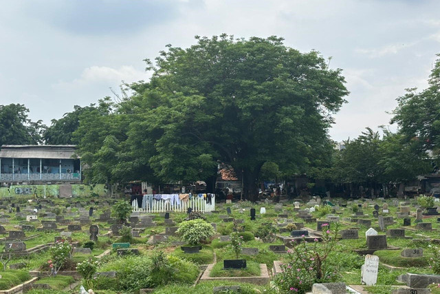 Suasana di TPU Kober, Jakarta Timur, Minggu (23/11/2025). Foto: Amira Nada Fauziyyah/kumparan