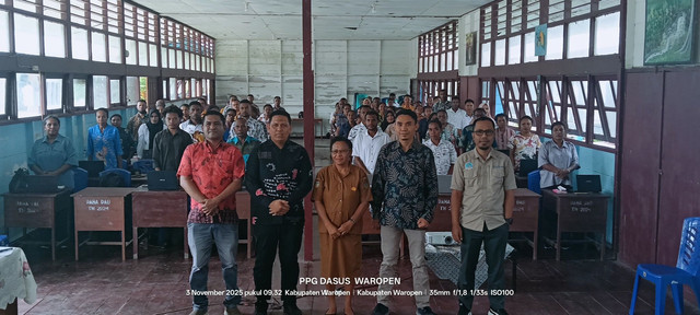 dokumentasi Pembukaan pendampingan guru daerah khusus terkendala internet di Aula SMP Waren Papua