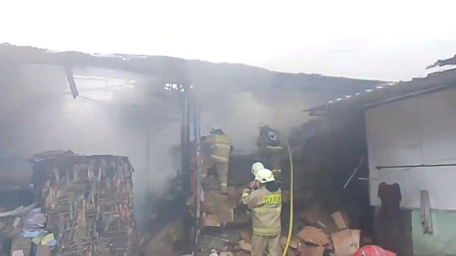 Kebakaran gudang kardus di Ciracas, Jakarta Timur, Minggu (23/11/2025). Foto: Dok. Istimewa
