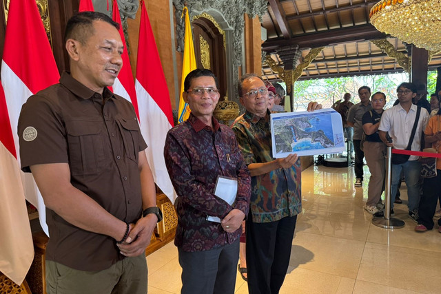 Bupati Klungkung I Made Satria (tengah) memberikan keterangan pers soal lift kaca di tebing Pantai Kelingking di Rumah Jabatan, Minggu (23/11/2025). Foto: Denita BR Matondang/kumparan