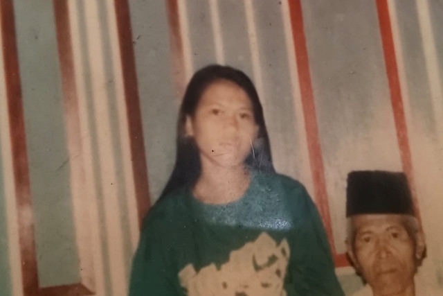 Foto Seni (baju hijau) semasa waktu muda di Dusun Letih, Kelurahan Mergowati, Kecamatan Kedu, Kabupaten Temanggung, Jawa Tengah. Foto: Arfiansyah Panji Purnandaru/kumparan