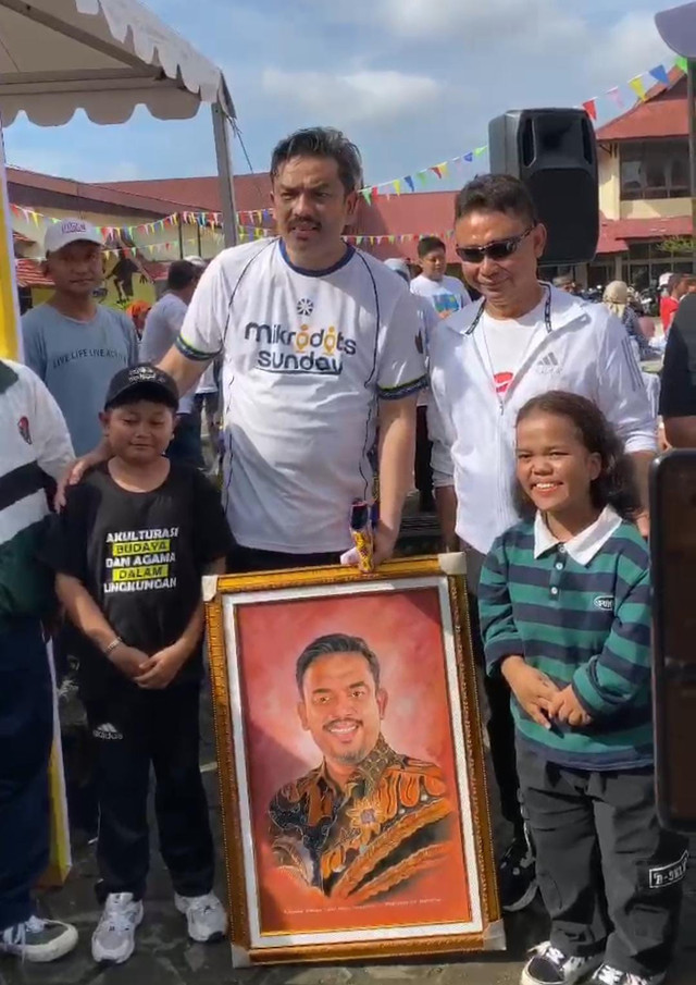 Menteri UMKM, Maman Abdurrahman menerima lukisan dari seniman disabilitas. Foto: Ade Mirza/Hi!Pontianak