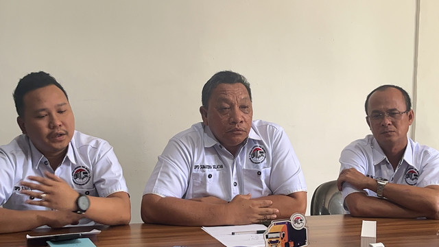 Asosiasi Pengusaha Truk Indonesia (APTRINDO) saat berikan tanggapan mengenai surat edaran dari Gubernur Sumsel, Herman Deru/Anyelir. 