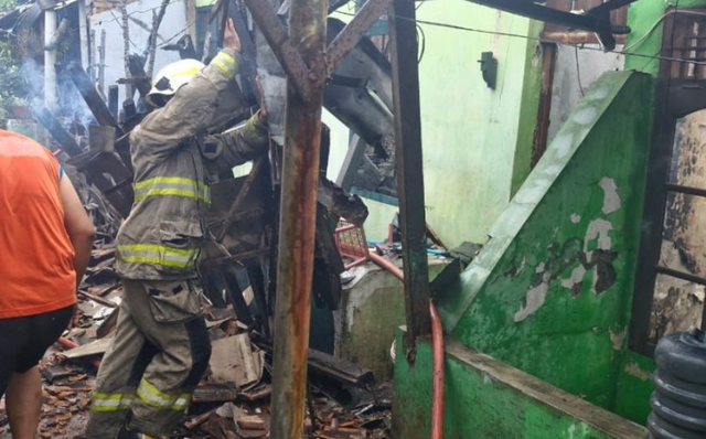 Petugas saat melakukan pemadaman terhadap kebakaran enam unit rumah di Jalan Turangga, Kota Bandung, Jawa Barat, Minggu (23/11/2025). ANTARA/HO-DPMKP Bandung