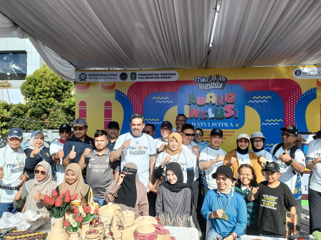 Kantor Wilayah Kementerian Hukum Kalimantan Barat berpartisipasi aktif dalam kegiatan Jalan Sehat MikroDOTS (Desk On The Street) Sunday yang diselenggarakan oleh Kementerian UMKM RI. Foto: Dok. Kanwil Kemenkum Kalbar