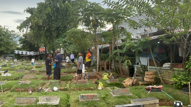 Permukiman warga di TPU Kemiri, Rawamangun, Jakarta Timur, Minggu (23/11/2025). Foto: Amira Nada Fauziyyah/kumparan
