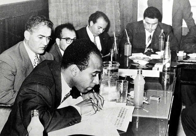 Frantz Fanon at a press conference of writers in Tunis, 1959. Source: Wikimedia Commons (public domain).