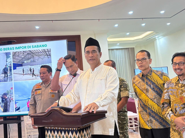 Menteri Pertanian Andi Amran Sulaiman dalam konferensi pers di kediamannya, Minggu (23/11/2025). Foto: Ave Airiza Gunanto/kumparan
