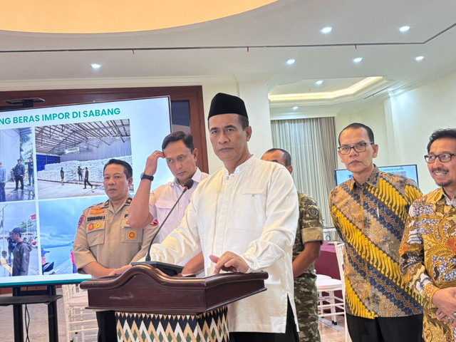 Menteri Pertanian Andi Amran Sulaiman dalam konferensi pers di kediamannya, Minggu (23/11/2025). Foto: Ave Airiza Gunanto/kumparan