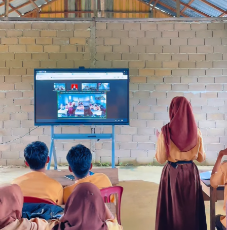 Proses belajar mengajar menggunakan media Interactive Flat Panel di Kalbar. Foto: Dok. Instagram @dikbudkalbar