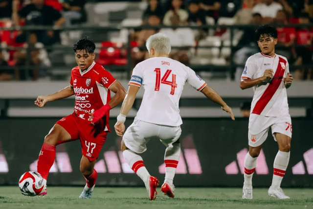 Bali United menjamu Persis Solo dalam laga lanjutan Super League 2025/26 di Stadion Kapten I Wayan Dipta, Gianyar, Minggu (23/11/2025). Foto: Instagram/ @baliunitedfc