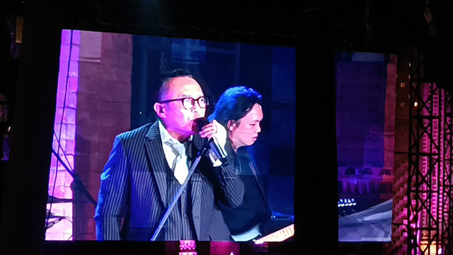 Ari Lasso tampil maksimal di Plataran Intimate Concert, Plataran Hutan Kota, Senayan, Jakarta Pusat, Minggu (23/11/2025). Foto: Giovanni/kumparan